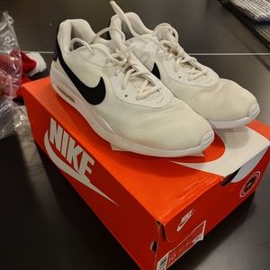 Nike Air Max Oketo Size 10 Womens AQ2231-100 White /Black Used  Free Ship